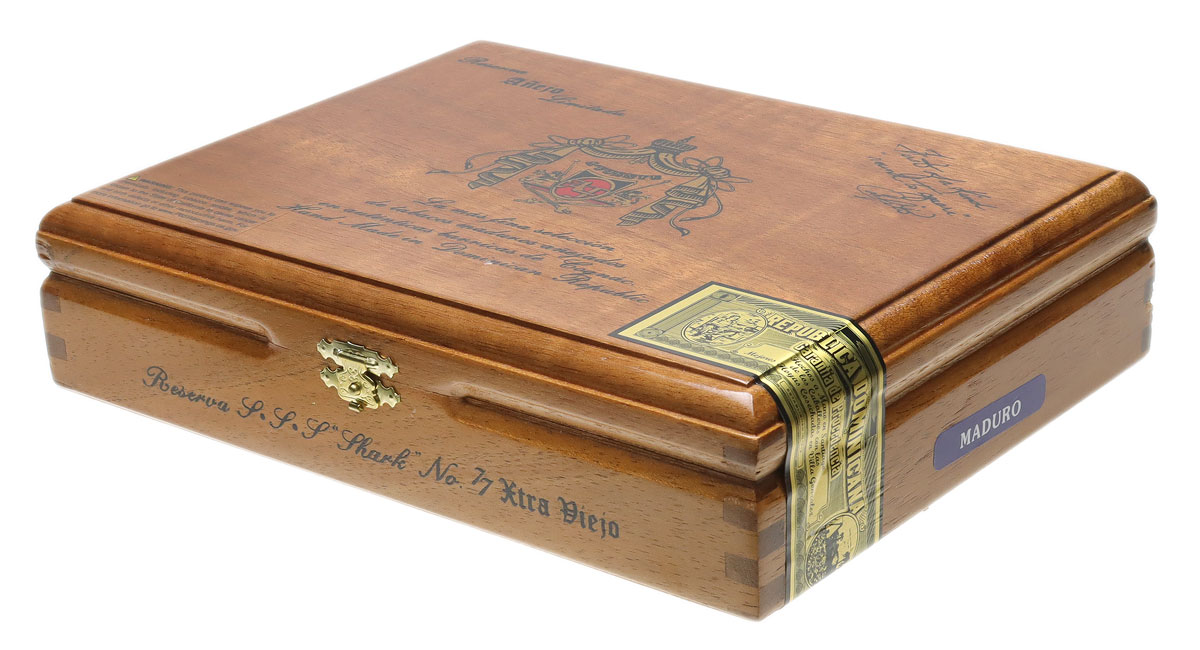 Arturo Fuente Anejo Reserva Maduro Shark No. 77